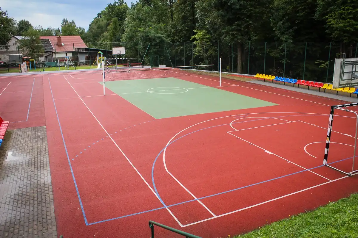 Modernizacja szkoły w Brzanie. Bieżnia, skocznia i trybuny odmienione