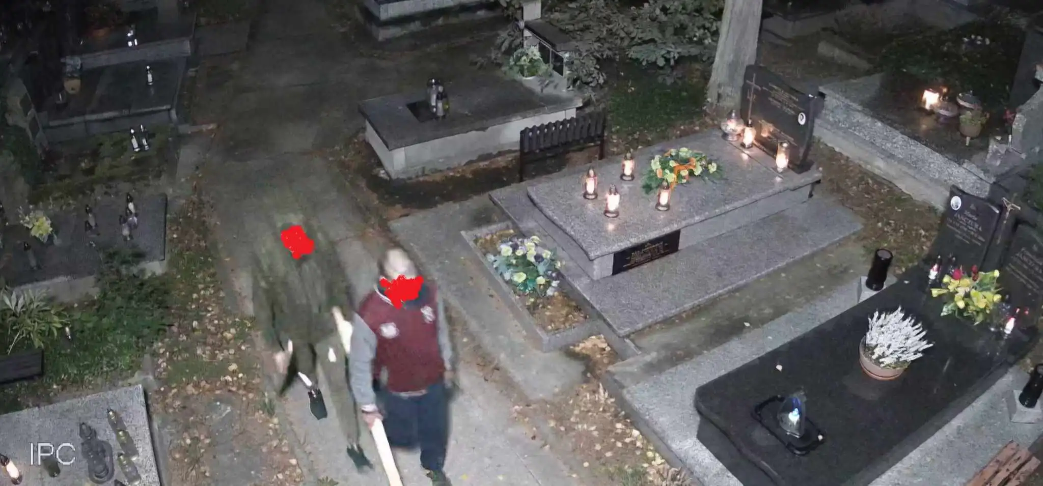 Monitoring złapał wandali na cmentarzu. Szokujący akt profanacji w Starym Sączu