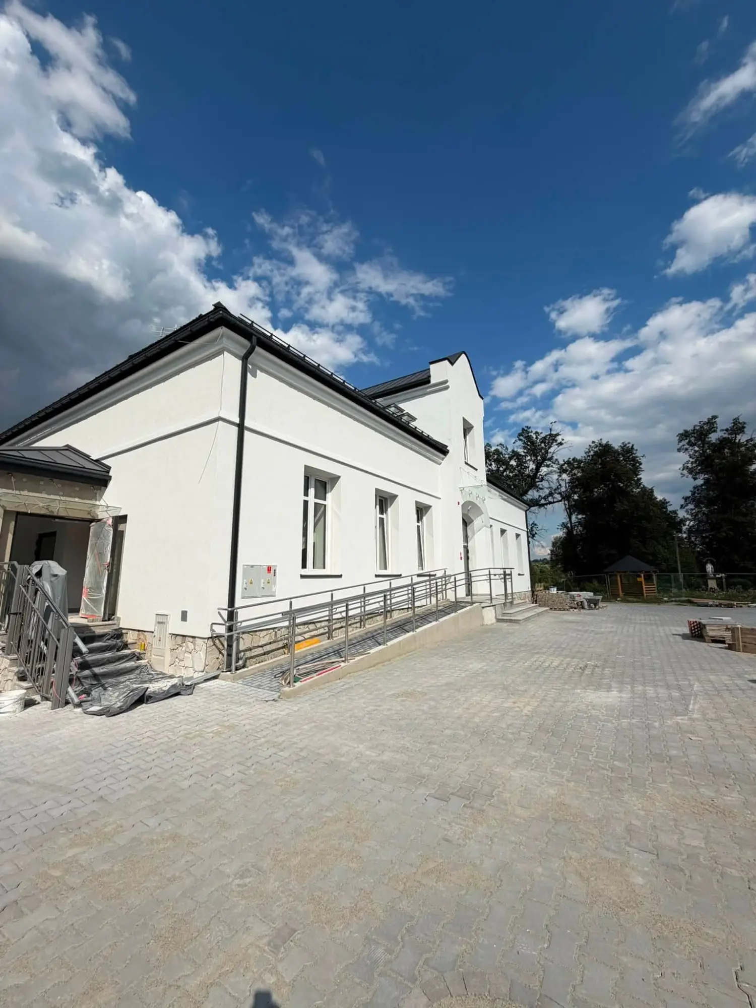 Zabytkowy dworek w Klęczanach jest już niemal gotowy. Powstanie tu przedszkole i żłobek