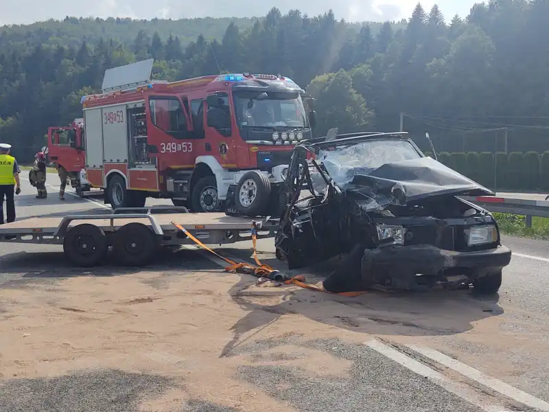 Wypadek na DK75 w Witowicach Dolnych. Jedna osoba była zakleszczona we wraku pojazdu