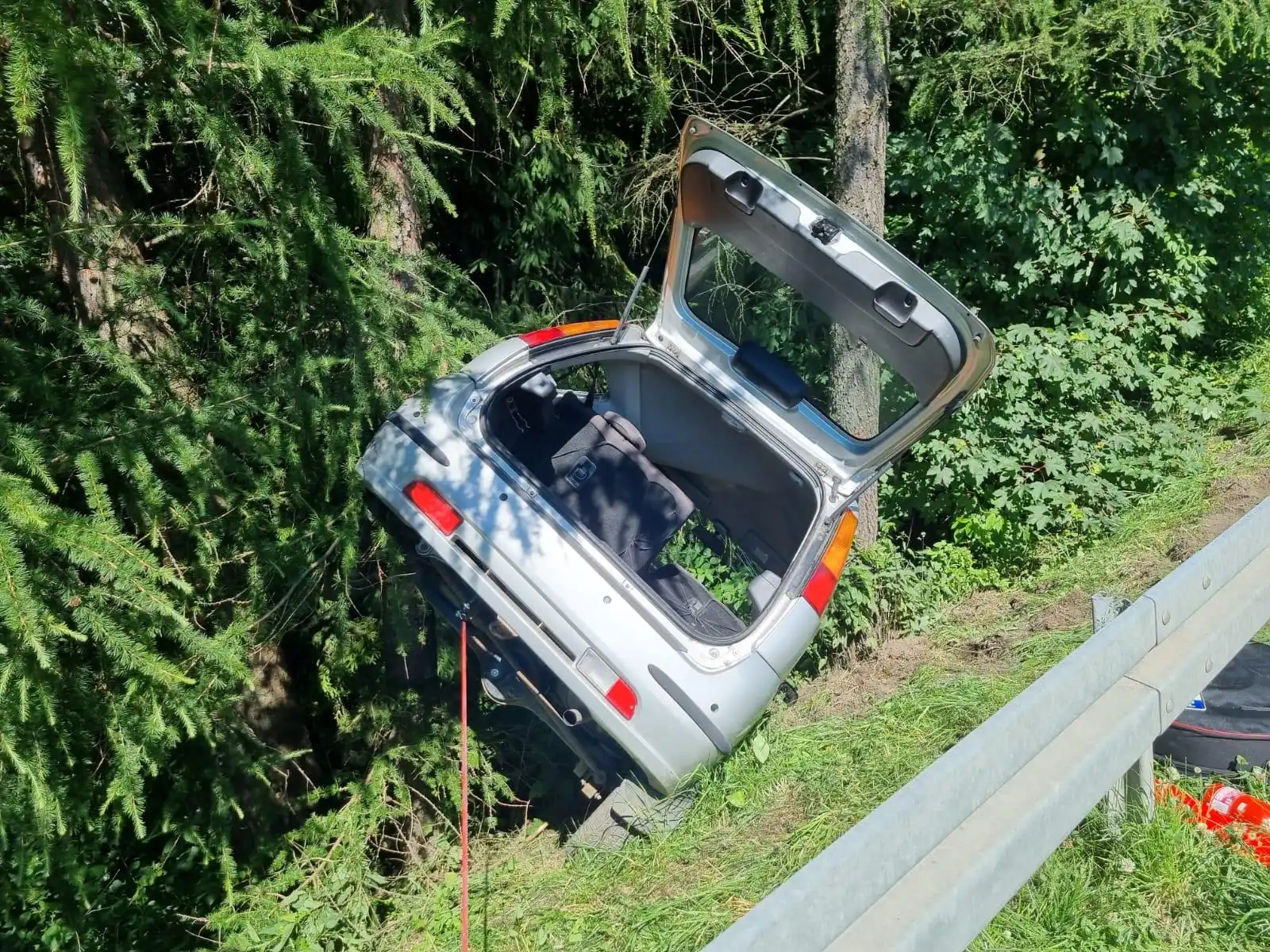 Wypadek w Krynicy-Zdroju. Samochód osobowy wypadł z drogi