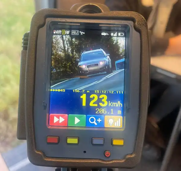 Dobra: 18-latek pędził 123 km/h w terenie zabudowanym