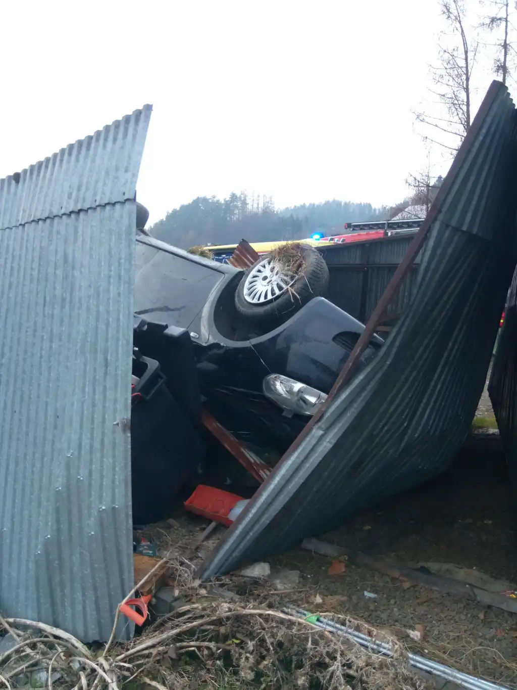 Zabrzeż: Samochód osobowy wypadł z drogi i dachował na blaszanym garażu