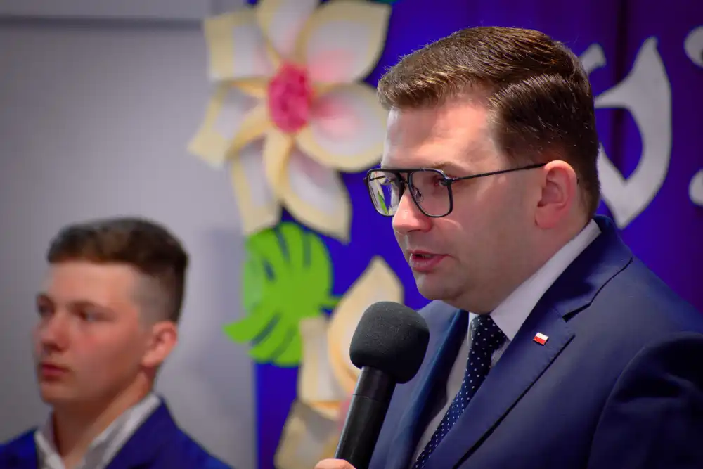 Szkoła Podstawowa w Śnietnicy z nowo dobudowaną częścią budynku