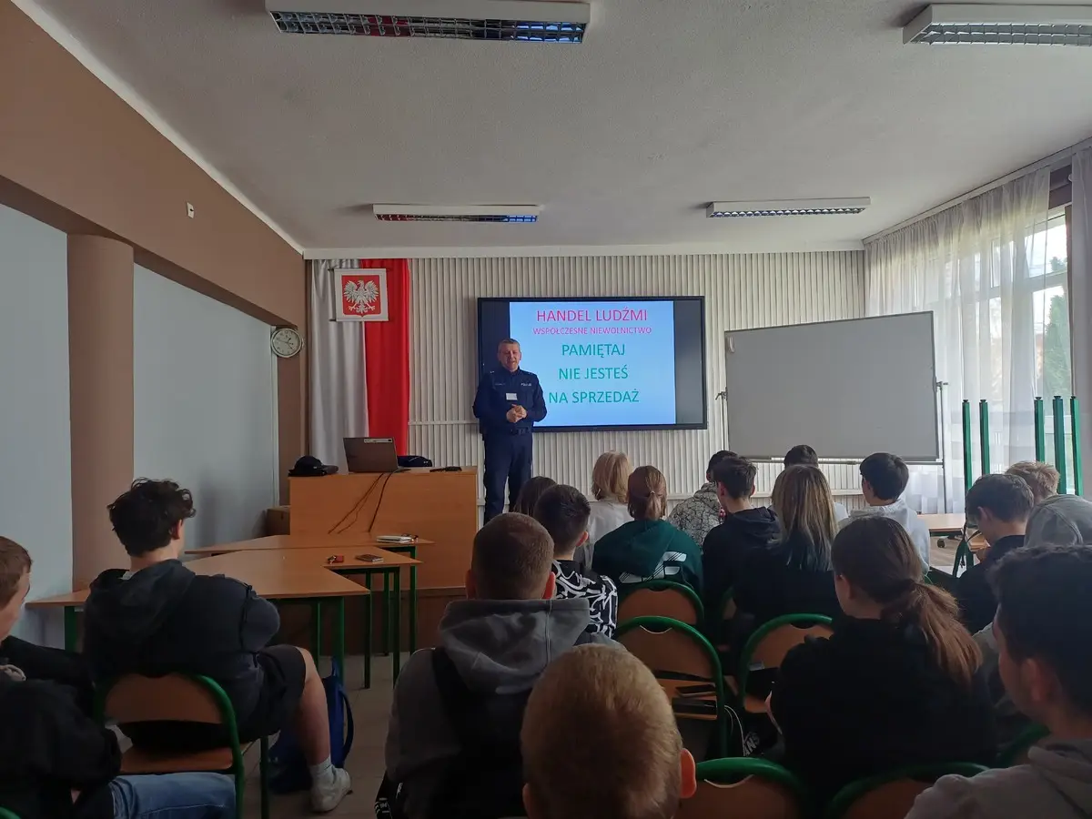 Uczniowie uczą się czujności. Handel ludźmi pod lupą