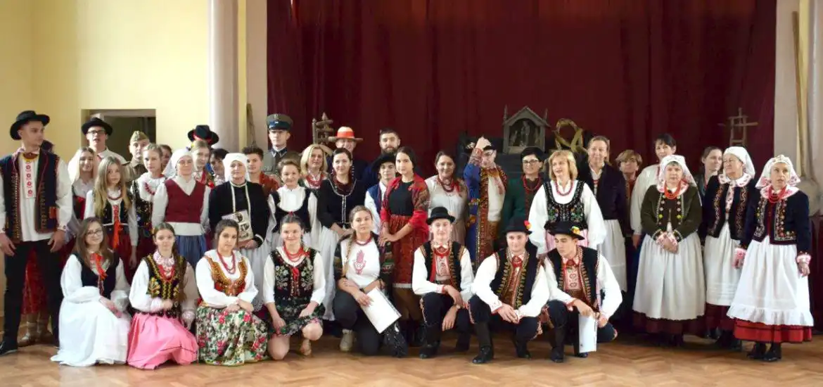 Uczniowie i nauczyciele ZS w Marcinkowicach pielęgnują pamięć o lokalnej historii i tradycji