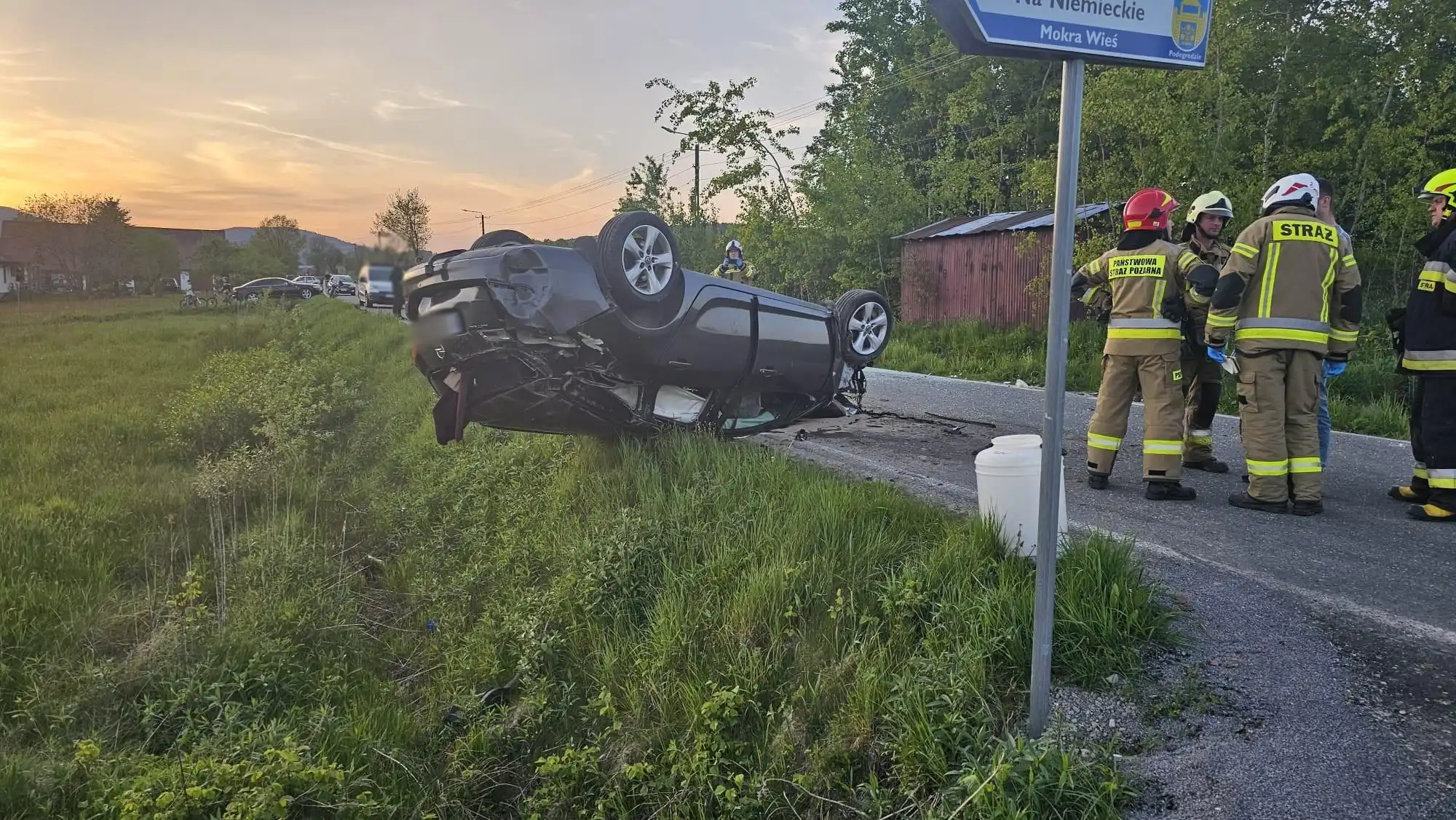 Wypadek w Mokrej Wsi. Zderzyły się dwie osobówki. Jedna z nich uderzyła w przepust i dachowała