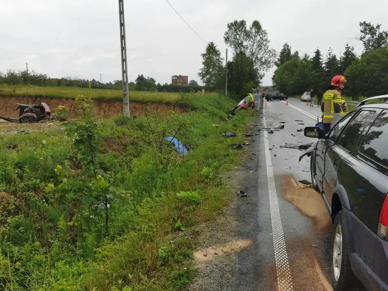 Wypadek w Librantowej. Samochód rozerwało na dwie części