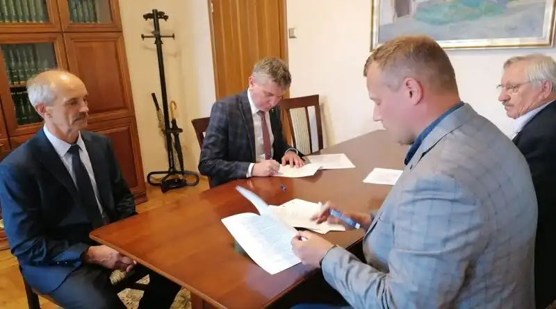 Będzie rozbudowa wodociągu i kanalizacji sanitarnej w Popowicach. Umowa podpisana