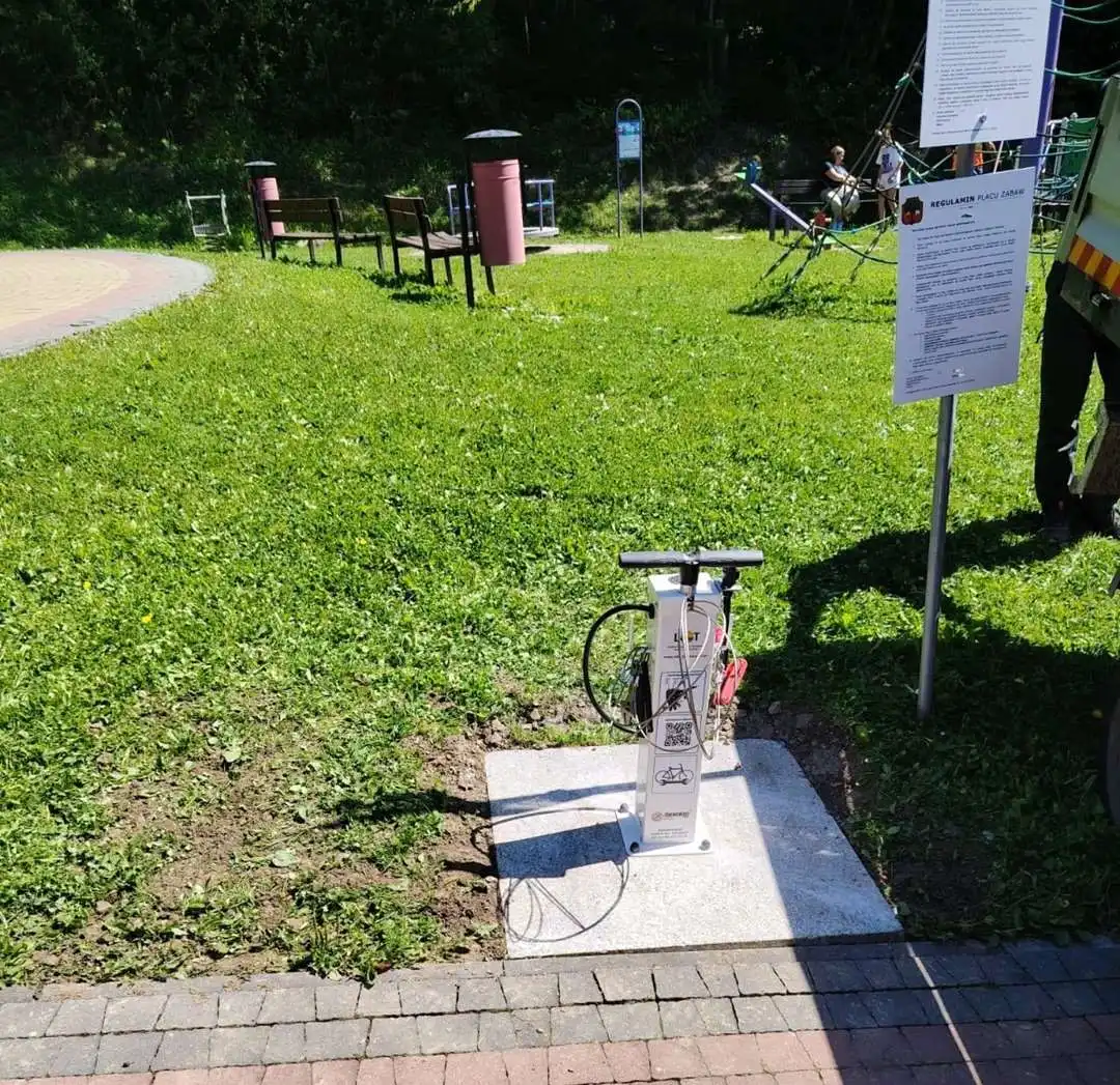 Twoje rowerowe SOS. Nowoczesne stacje naprawy już dostępne