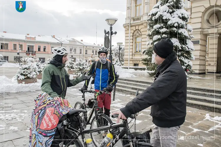 Paweł Małaszko okrąży całą Polskę na rowerze. Przy okazji wspiera WOŚP – dziś był w Nowym Sączu