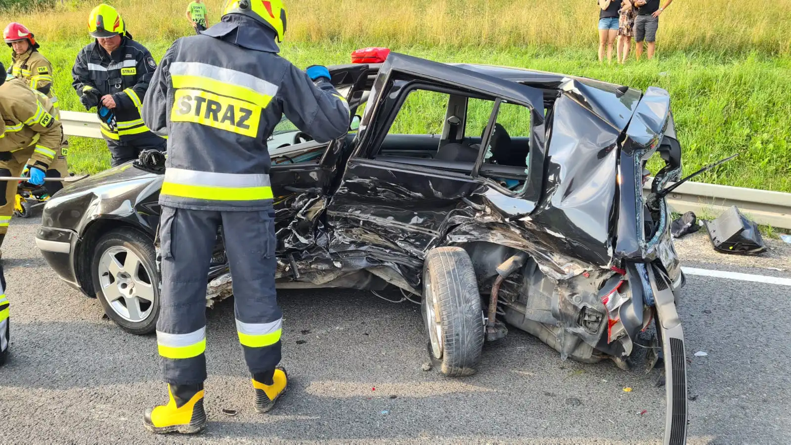 Dramatyczny wypadek w Paszynie. Zderzyły się trzy osobówki. Lądował śmigłowiec LPR