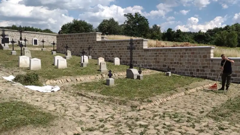 Funkcjonariusze KaOSG porządkowali cmentarze wojenne na ziemi gorlickiej