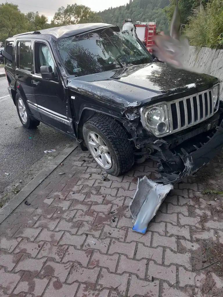 W Muszynie osobówka wypadła z drogi. Uderzyła w mur oporowy i przydrożną latarnie