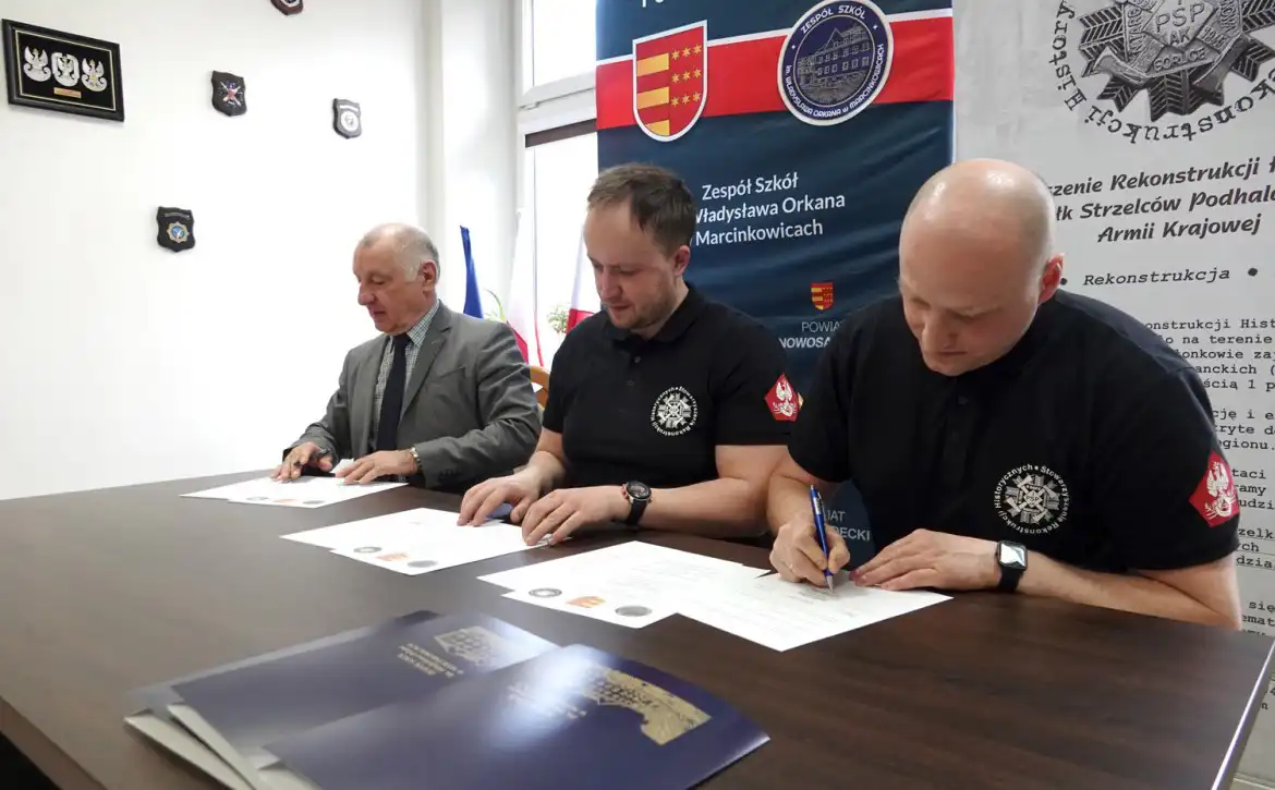 Starosta nowosądecki oraz szefowie Stowarzyszenia Rekonstrukcji Historycznych 1PSP AK podpisali porozumienie o współpracy