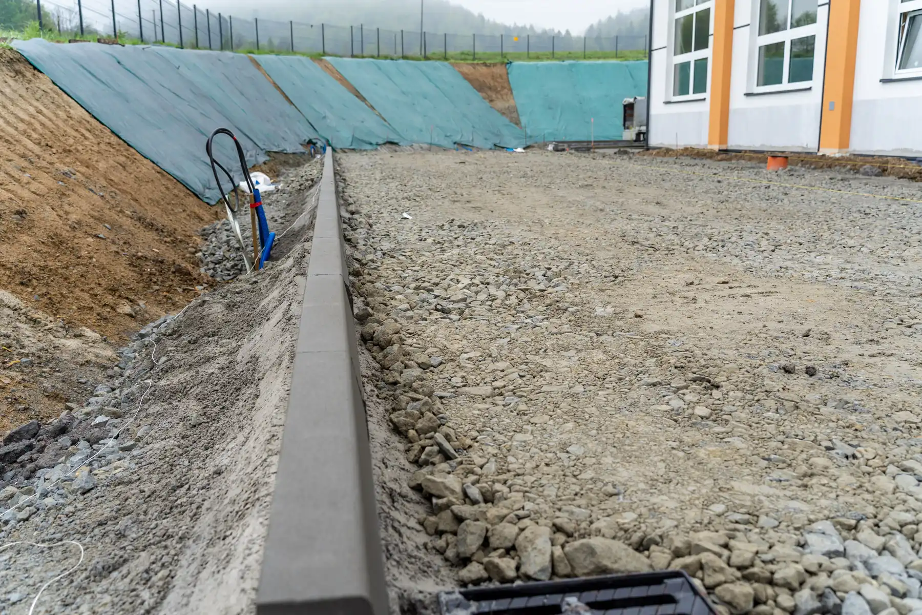 Rok od symbolicznego wbicia łopaty pod budowę nowej szkoły w Gródku. Postęp prac jest imponujący