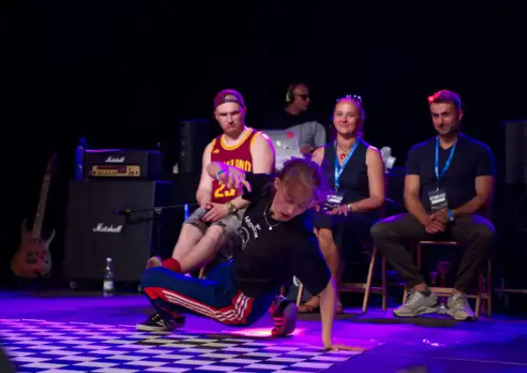 Bitwa breakdance w amfiteatrze Parku Strzeleckiego. O wygraną walczyły cztery grupy