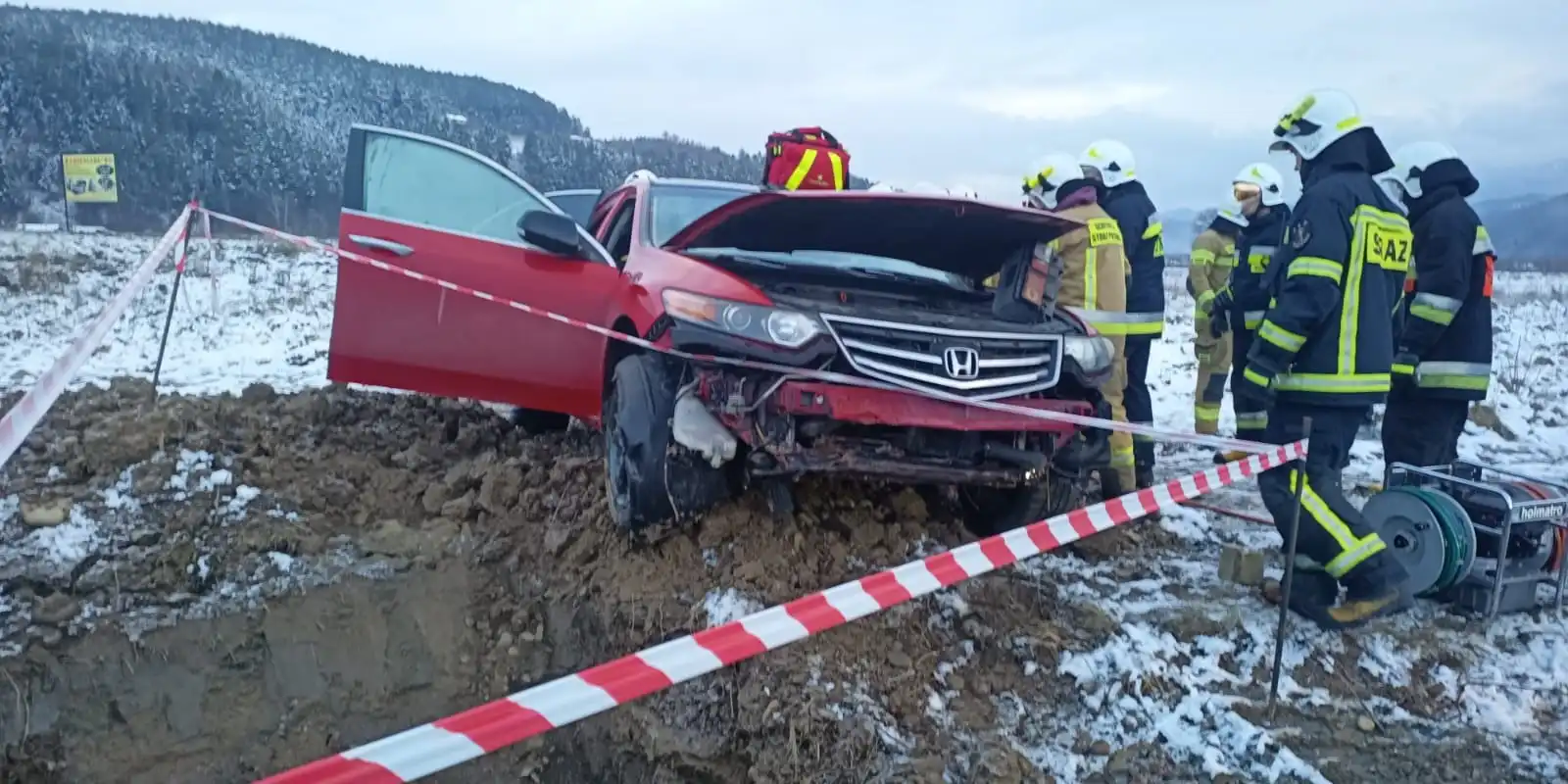 Wypadek w Maszkowicach. Samochód wypadł z drogi. Kierowca w szpitalu