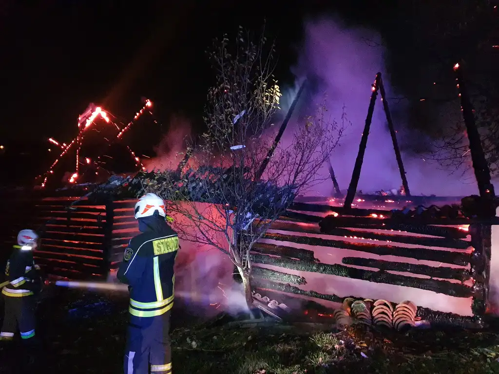 W Barcicach spaliła się drewniana stodoła. Z ogniem walczyło osiem zastępów straży