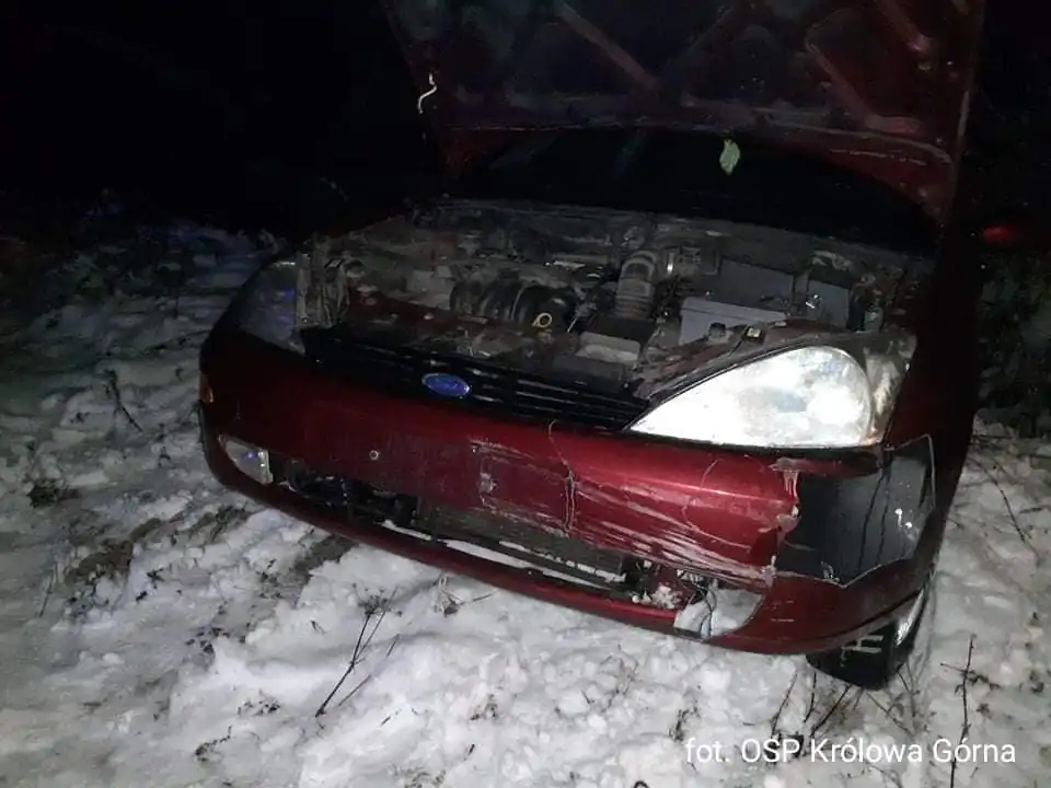 Królowa Górna. Samochód osobowy wypadł z drogi i wylądował w pobliskim rowie