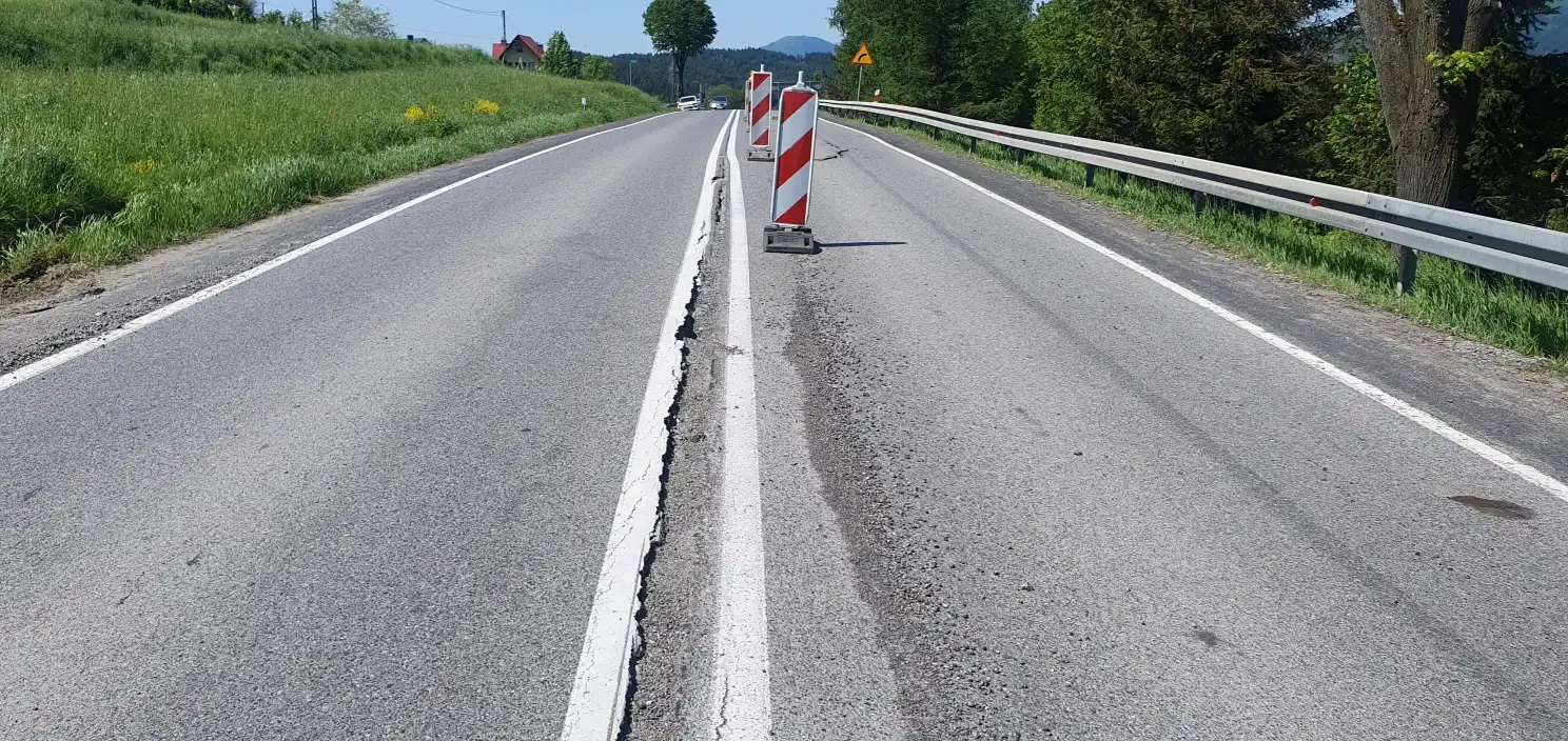 GDDKiA zaczyna naprawę dk 28 w Kasinie Wielkiej, która została uszkodzona przez osuwisko