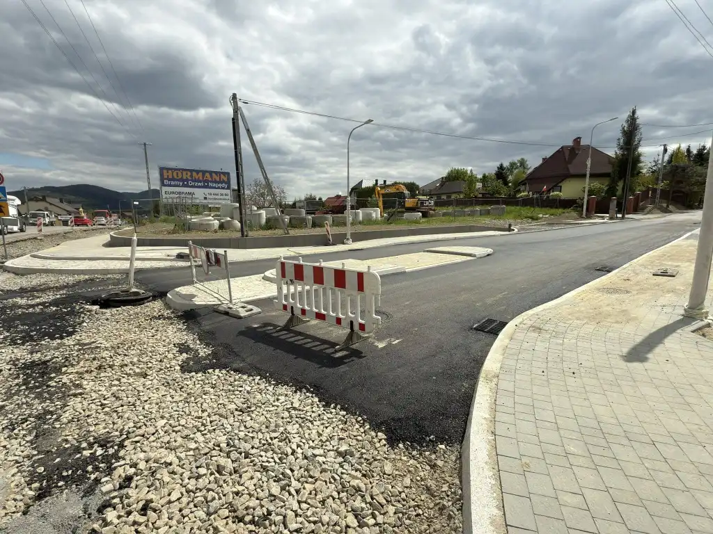 Postępy przy budowie ronda na osiedlu Poręba Mała. Asfalt, chodniki i lepsza komunikacja