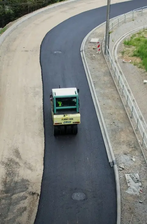 Krynica-Zdrój. Na ul. Pułaskiego pojawił się pierwszy asfalt. Przebudowa wchodzi w kluczowy etap