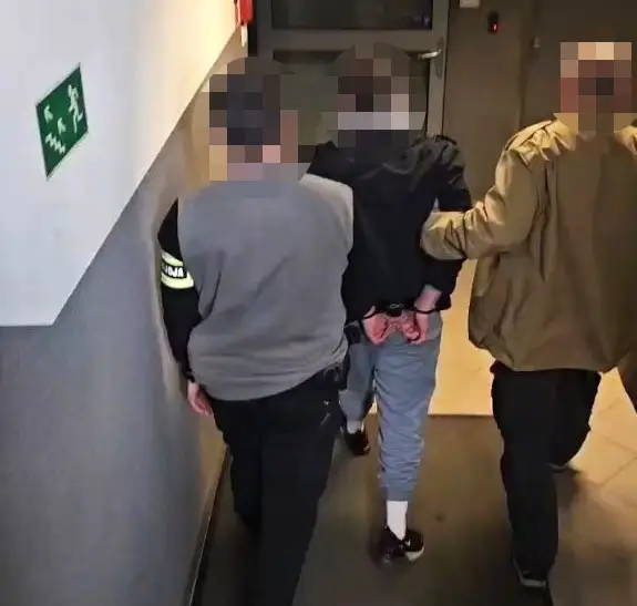 Chcieli zmusić mężczyznę do kredytu na 20 tysięcy złotych. Policja zatrzymała trzech podejrzanych