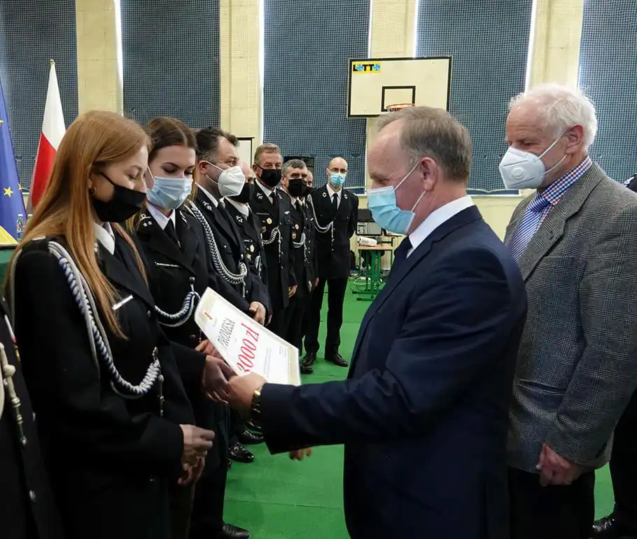 Strażacy z terenu miasta i gminy Grybów z promesą na zakup sprzętu
