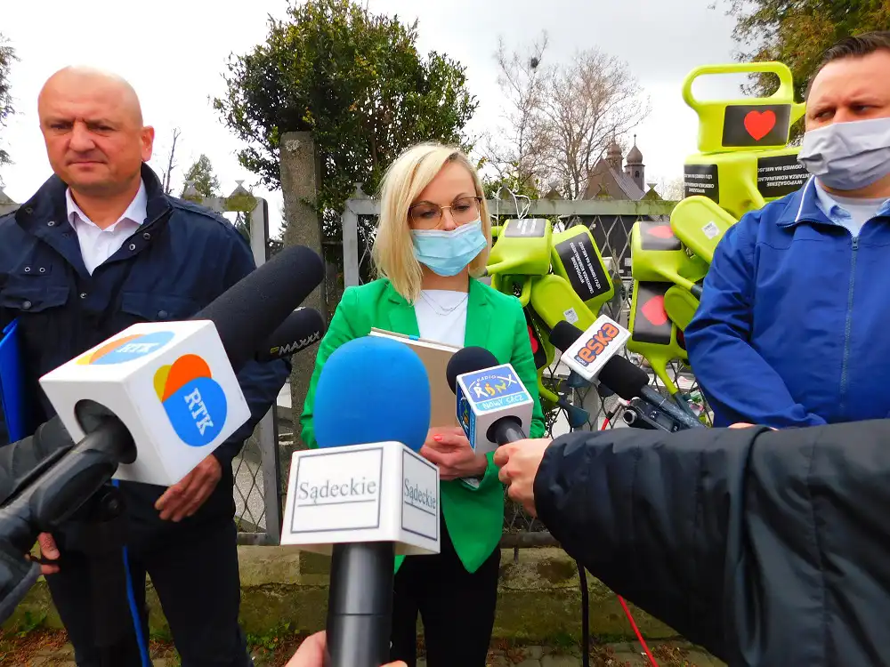 Nowy Sącz: Na dwóch kolejnych cmentarzach pojawiły się plastikowe konewki