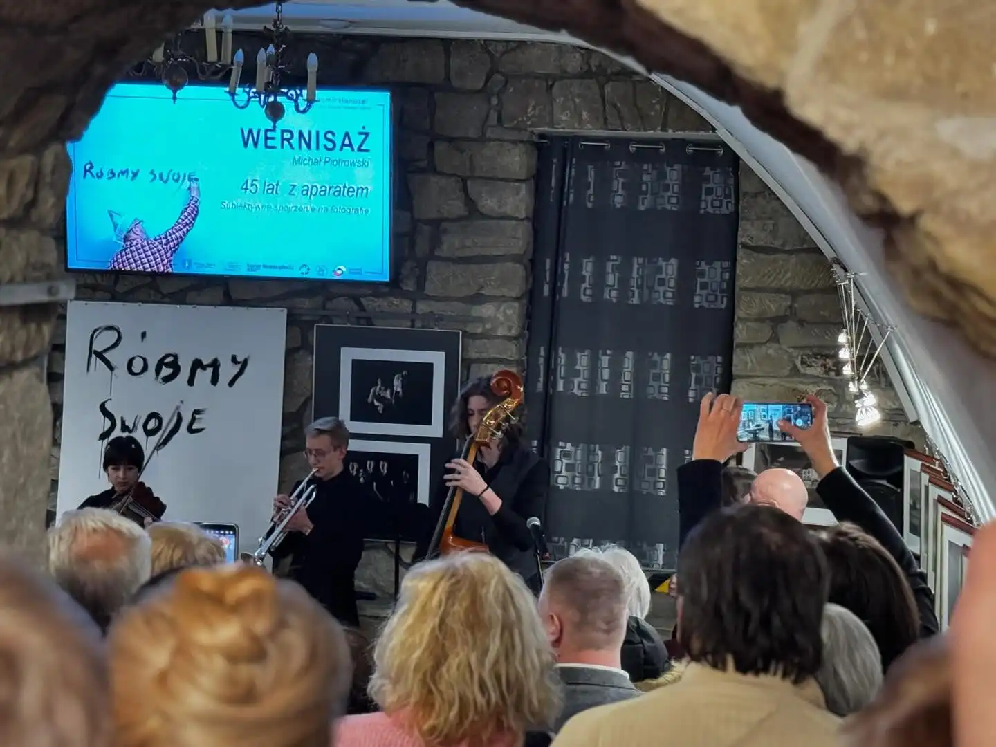 Jubileusz 45-lecia pracy Michała Piotrowskiego. Wernisaż „Róbmy swoje” w Piwnicach Sądeckiej Biblioteki Publicznej