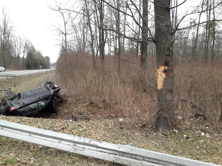 Wypadek w Starym Sączu: Na ul. Piaski dachował Seat. Kierowca trafił do szpitala