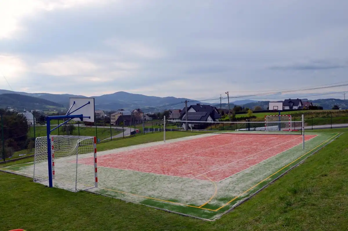 Boisko sportowe przy Szkole Podstawowej w Rąbkowej po modernizacji