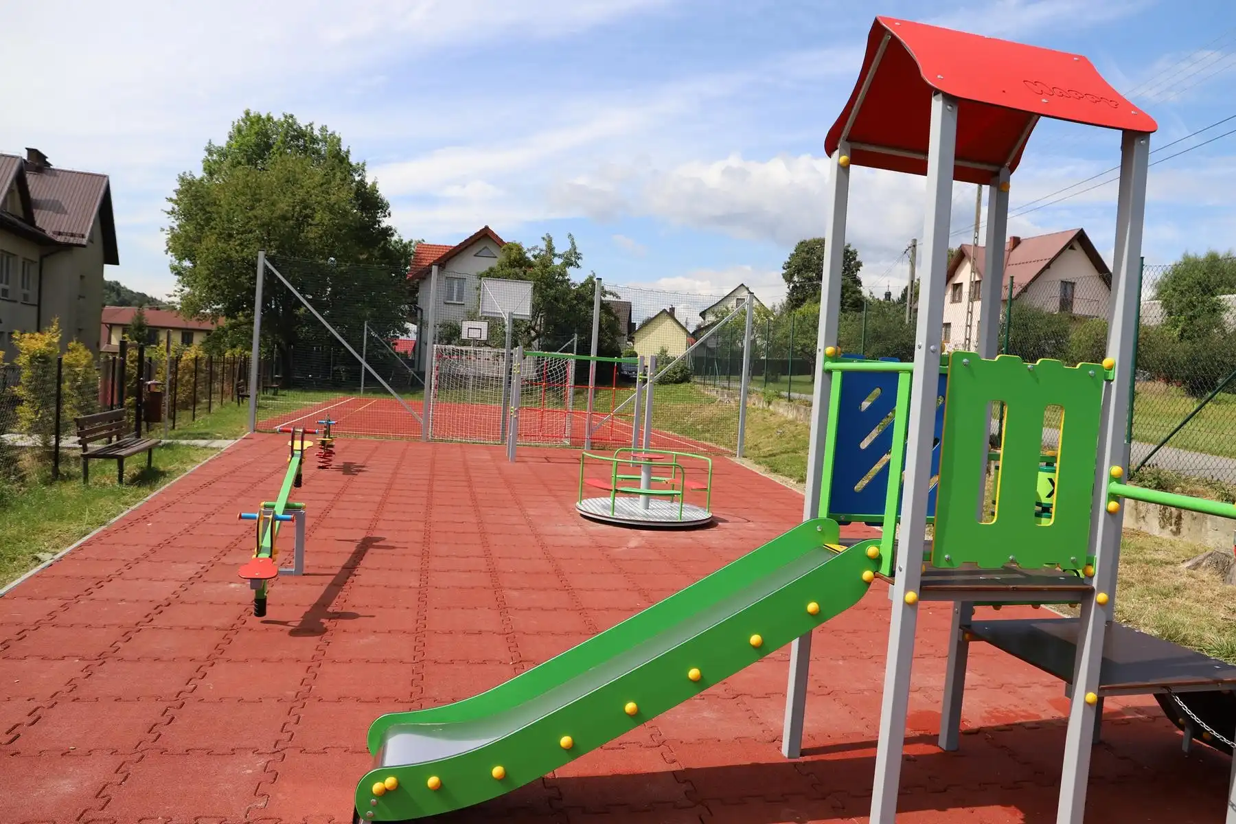 Nowy plac zabaw i siłownia zewnętrzna w Pasierbcu