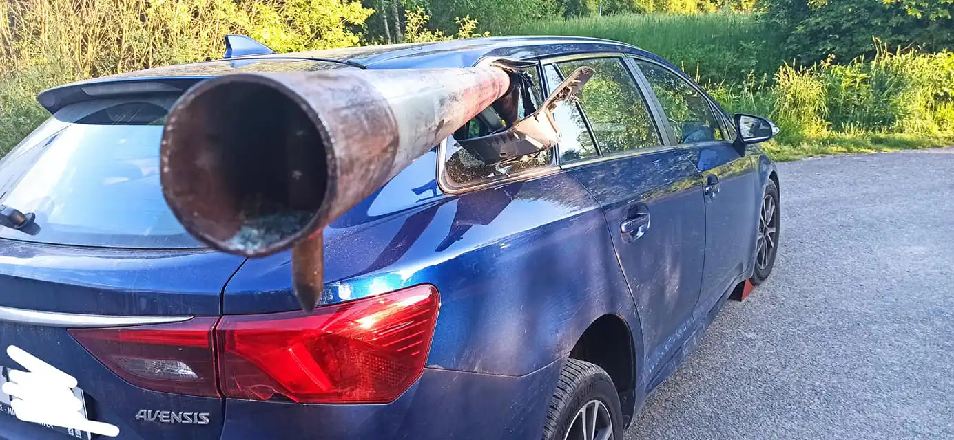 Wypadek nad Zalewem Klimkówka. Chciał zawrócić. Staranował szlaban, który przebił jego samochód