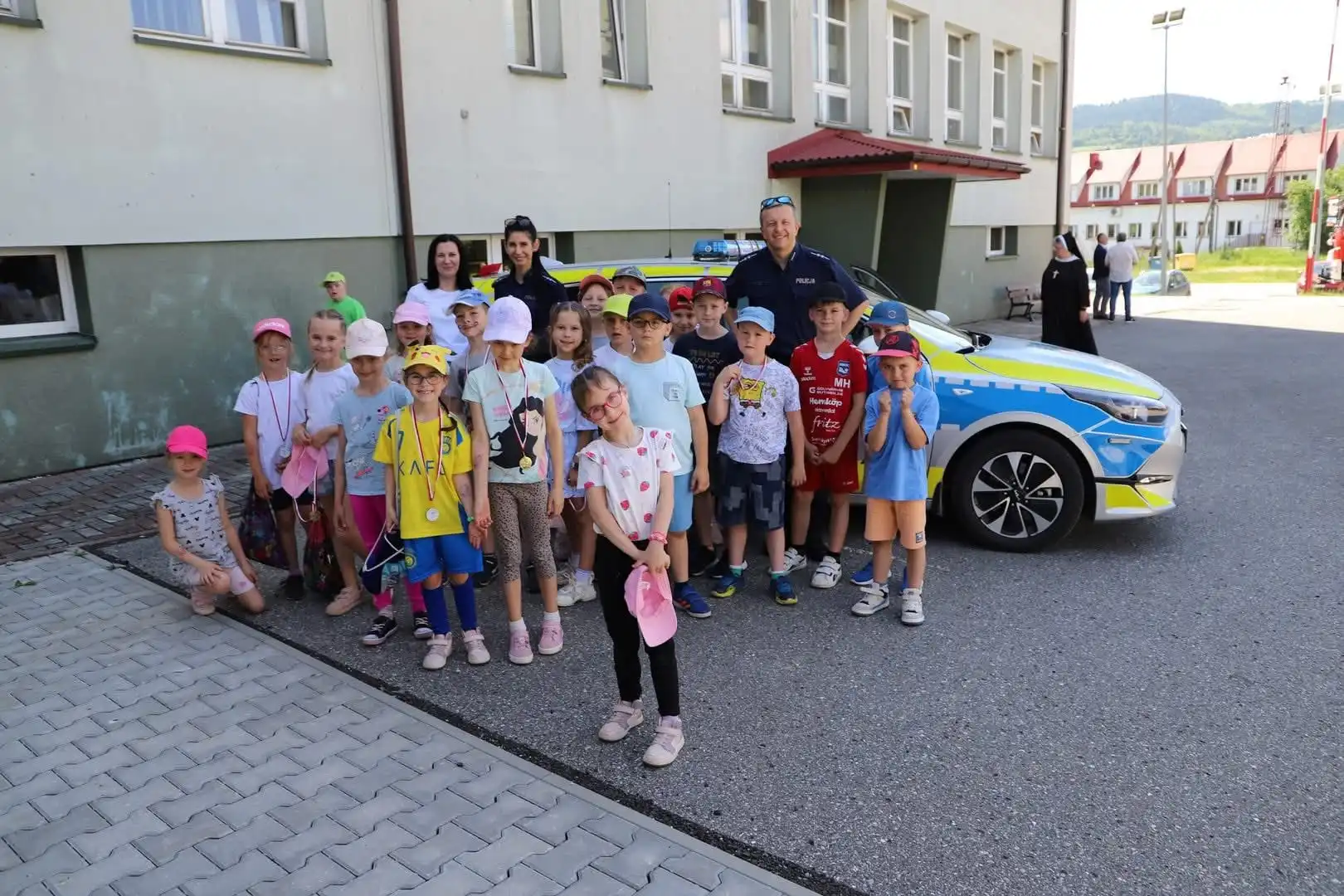 Dzień Dziecka z Policją w Męcinie. Nauka przez zabawę