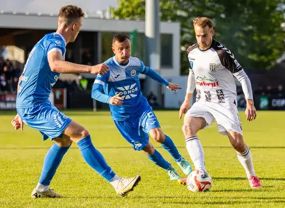 Sandecja przegrywa w sobotnim spotkaniu 29. kolejki II ligi. Hutnik Kraków zdobywa pełną pulę punktów