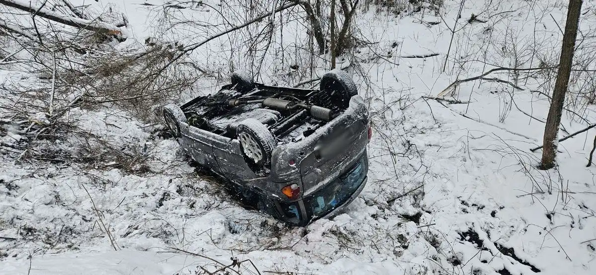 Wypadek na ulicy Szczawnickiej. Pięć osób w samochodzie, jedna ranna