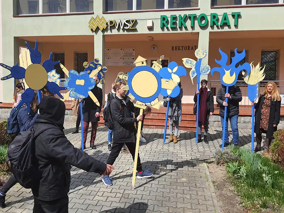Kwiaty dla Ukrainy - akcja artystyczna studentów PWSZ