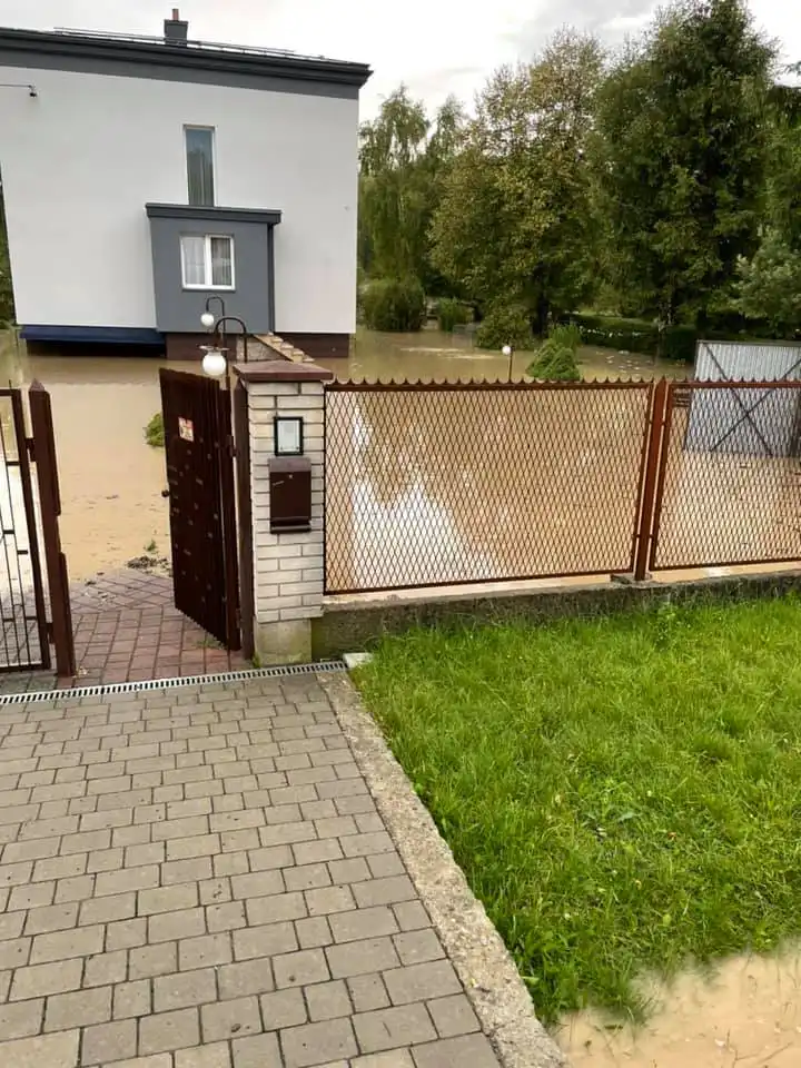 Nowy Sącz: wylał Potok Łubinka. Mieszkańcy mogą zgłaszać szkody do Miejskiego Centrum Zarządzania Kryzysowego