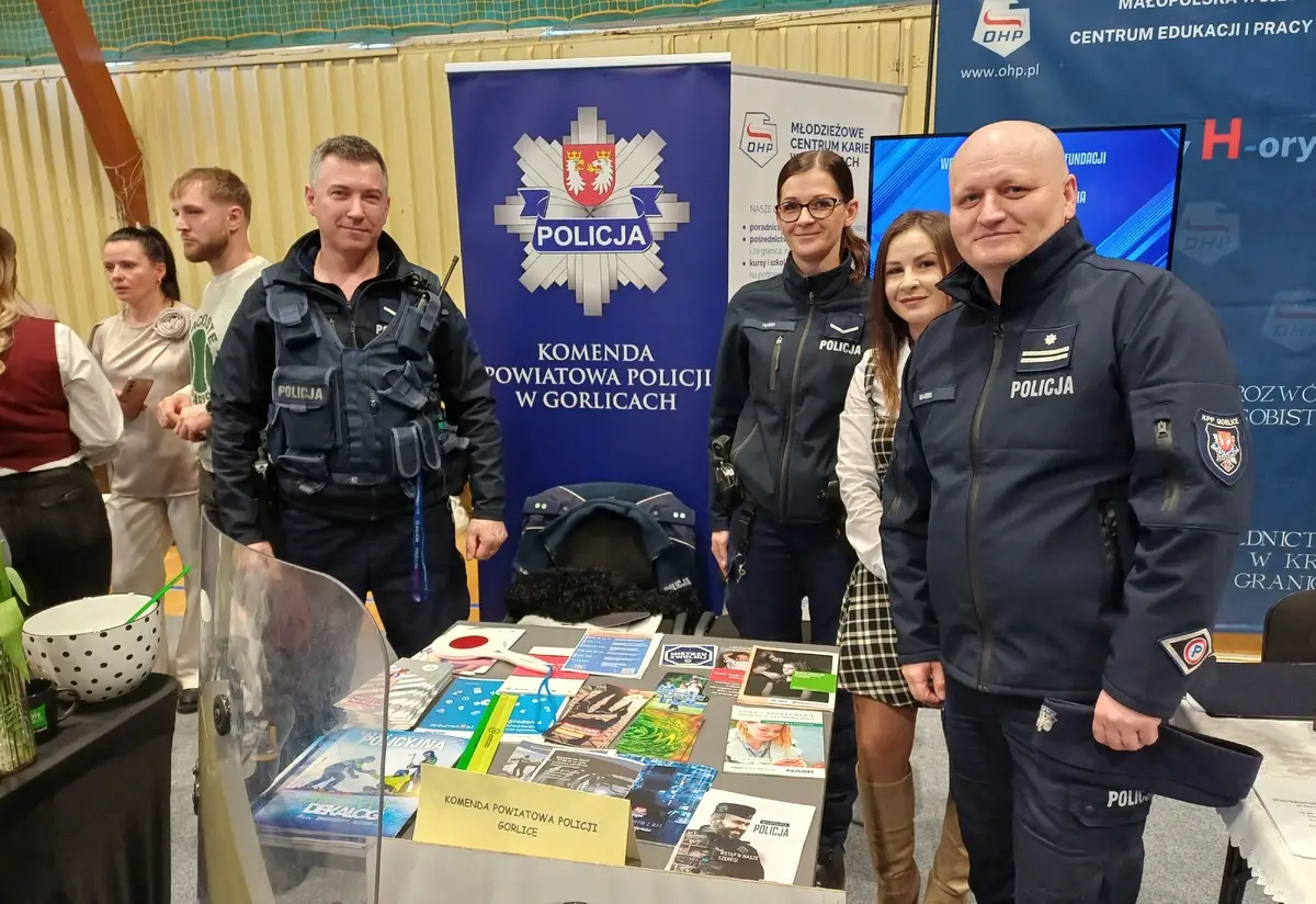 Mundurowi promowali służbę w Policji na targach w Gorlicach