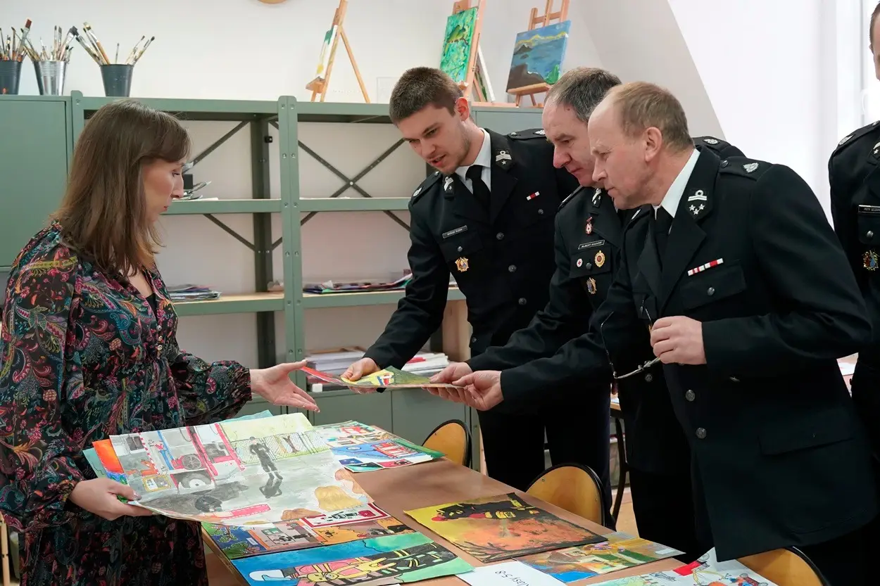 Strażacy oczami lokalnych artystów, Ponad 100 prac w powiatowych eliminacjach