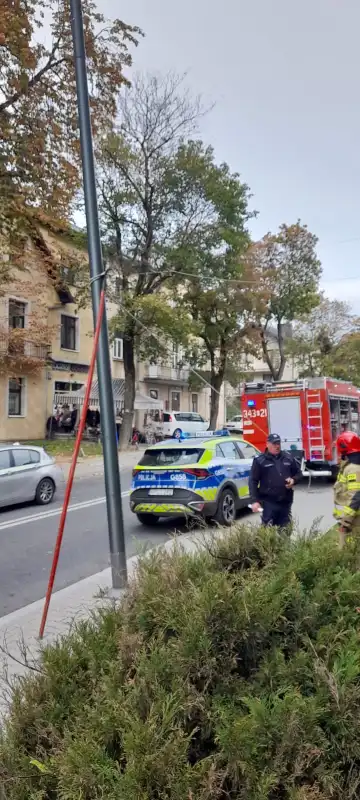 Krynica-Zdrój: Samochód uderzył w latarnię która się przechyliła i groziła upadkiem. Interweniowali strażacy