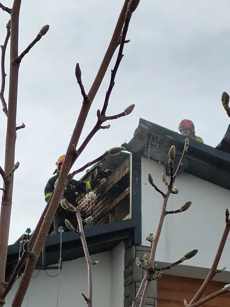 Pożar domu w Chochorowicach. Strażacy walczyli z ogniem blisko trzy godziny