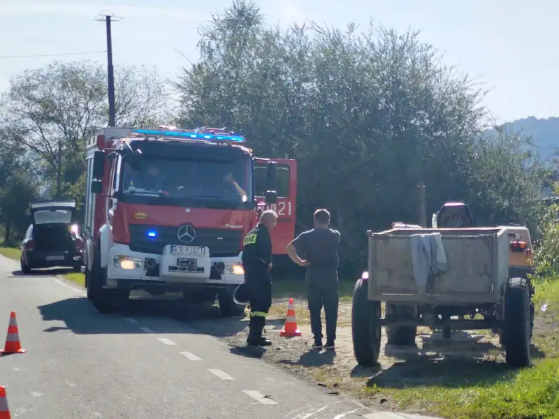 Tropie: Samochód osobowy zderzył się z ciągnikiem rolniczym