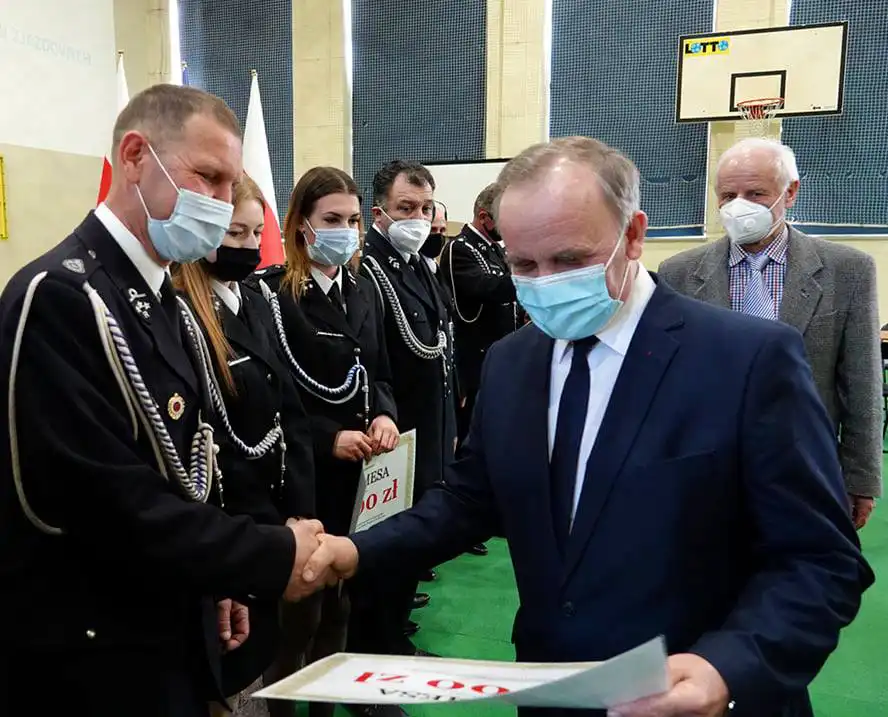 Strażacy z terenu miasta i gminy Grybów z promesą na zakup sprzętu