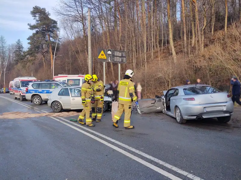 Wypadek w Nowym Sączu. Cztery osoby poszkodowane