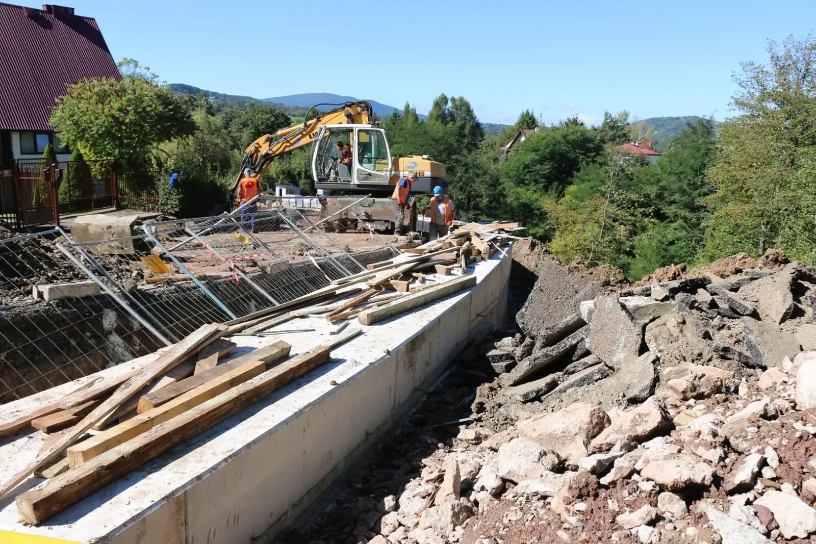 Limanowa: Trwają prace nad stabilizacją osuwiska przy ul. Paderewskiego