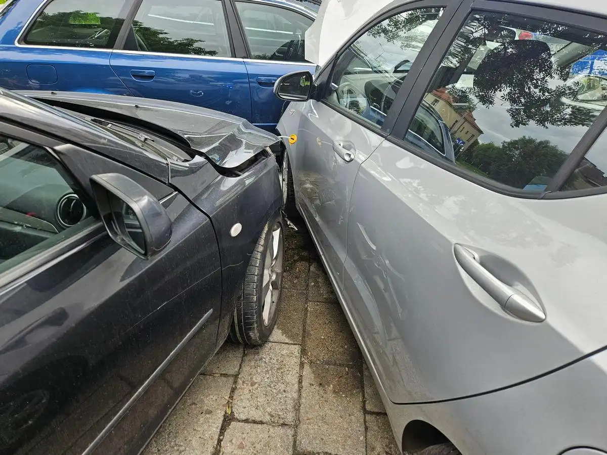 Osobowy Hyundai uderzył w zaparkowane pojazdy na osiedlowym parkingu