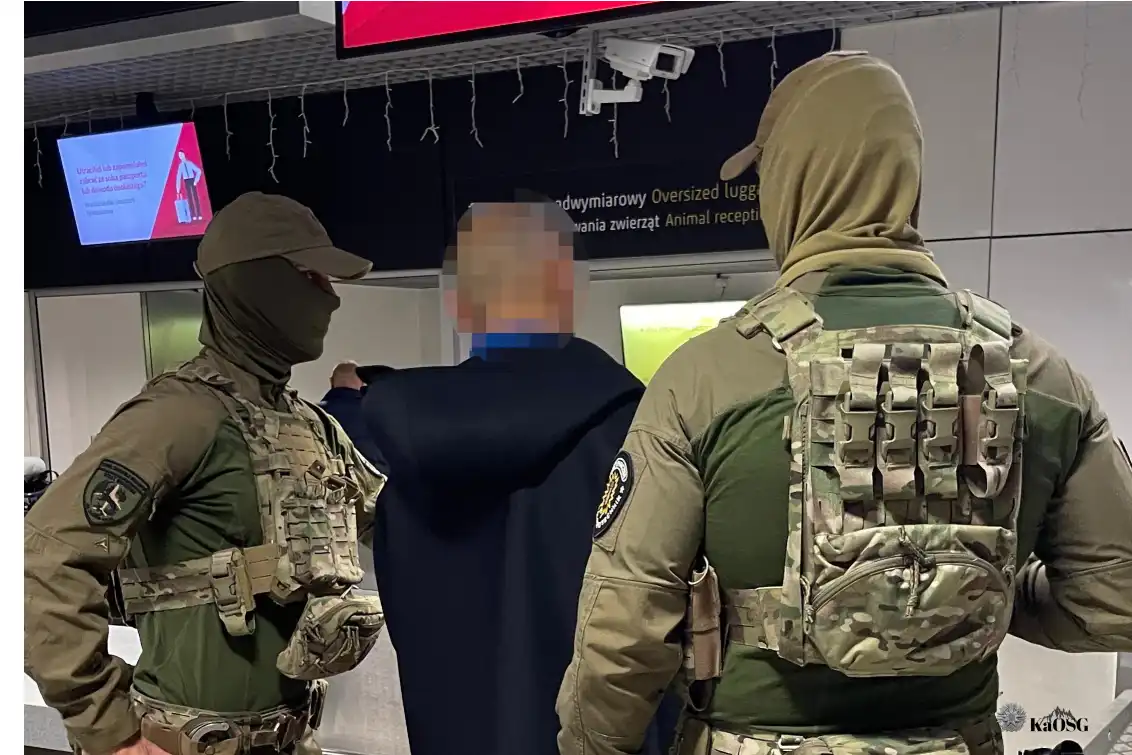 Zapalenie e-papierosa w samolocie, kosztowało go 500 złotych